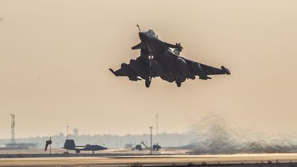 Un Rafale français s'envole pour mener des frappes contre le groupe Etat islamique en Syrie, le 4 février 2016. (AFP)