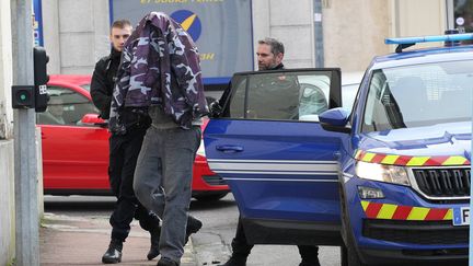 Le compagnon de la victime, qui a avoué l'avoir tuée, lors de sa présentation au parquet de Mont-de-Marsan (Landes), le 25 janvier 2019. (BATS PASCAL / MAXPPP)