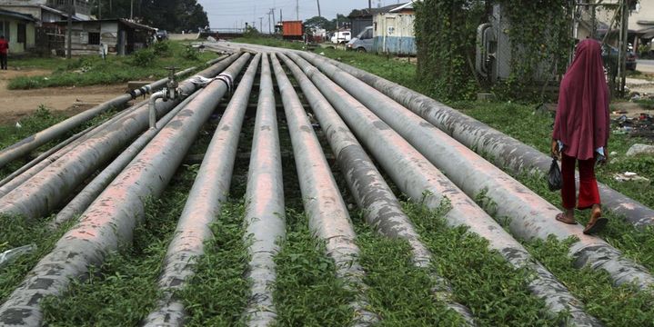 Des milliers de pipelines parcourent la région du delta du Niger, comme ici à Port Harcourt. Les «Vengeurs du Delta du Niger» multiplient leurs attaques contre ces infrastructures et réclament une répartition équitable de la manne pétrolière.
  (Photo Reuters/Akintunde Akinleye)