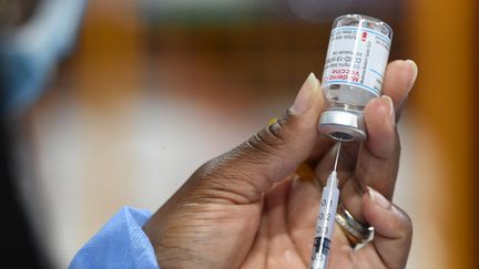 Une dose de vaccin anti-Covid Moderna est utilisée à&nbsp;Saint-Quentin-en-Yvelines (Yvelines), le 23 mars 2021. (ALAIN JOCARD / AFP)