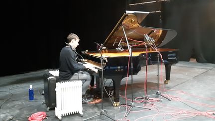 Le pianiste Francesco Tristano lors de l'enregistrement de son nouvel album cette semaine à Paris au Théâtre de la Scala, le 12 février 2021. (ANNE CHÉPEAU / RADIO FRANCE)