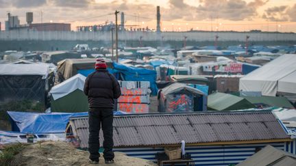 Un réfugié observe la "Jungle" de Calais du haut d'une colline. (Le 22 octobre 2016) (CLAIRE THOMAS / ANADOLU AGENCY)