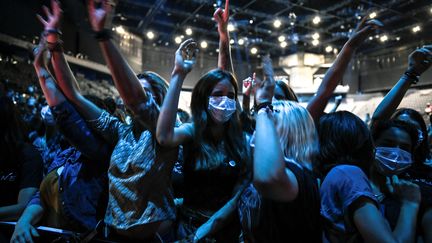 La foule lors du concert test d'Indochine et Etienne de Crécy à l'AccorHotel Arena de Paris Bercy le 29 mai 2021. (STEPHANE DE SAKUTIN / AFP)