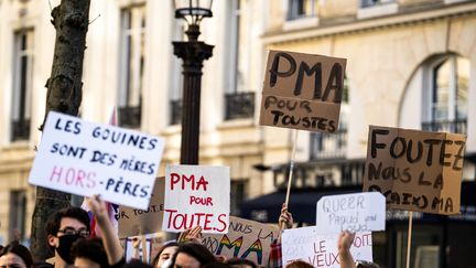 Des manifestants réclament la PMA pour toutes, le 21 février 2021 à Paris. (XOSE BOUZAS / HANS LUCAS / AFP)