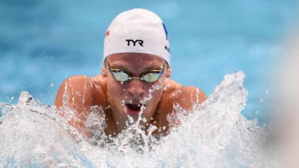 Léon Marchand se balade ! Moins d'une heure après sa médaille d'argent sur 200 m papillon, le Français décroche son ticket pour la finale du 200 m 4 nages avec le meilleur temps des demies.