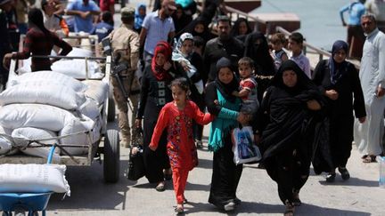 Des déplacés irakiens fuyant les violences à Ramadi en avril 2015. (AFP / Ahmad Al-RUBAYE )