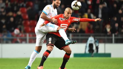 Le Marseillais Rolando en duel avec le Rennais Khazrii