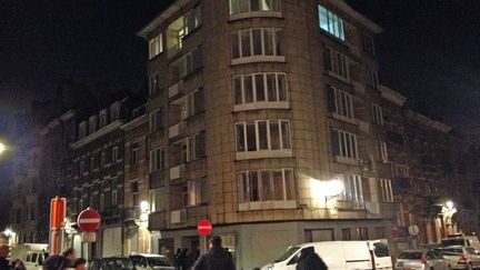 Devant l'appartement dans lequel a été retrouvé des explosifs et un drapeau de l'Etat islamique, à Schaerbeek, une commune de l'agglomération bruxelloise, le 23 mars 2016. (BART VANDERKELEN / BELGA MAG)