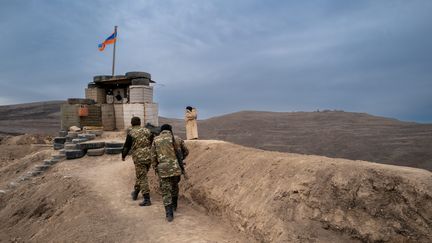 Un poste miltaire  dans le corridor de Latchine, seule liaison terrestre entre le Haut-Karabakh et la République d’Arménie, le 2 février 2023.. (GILLES BADER / LE PICTORIUM / MAXPPP)