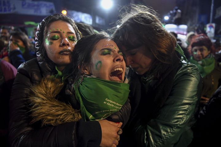 La tristesse des pro-IVG, à Buenos Aires (Argentine), le 9 août 2018.&nbsp; (EITAN ABRAMOVICH / AFP)