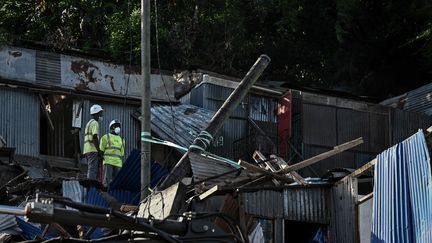 Démolition d'habitation d'un quartier de Koungou, à Mayotte, lors de la première opération Wuambushu, le 23 mai 2023. (PHILIPPE LOPEZ / AFP)