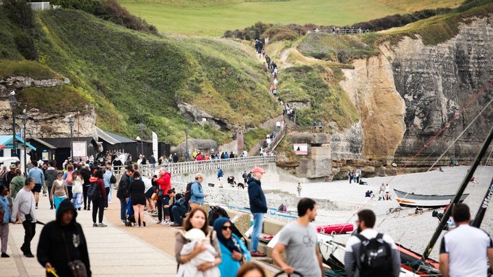 Des visiteurs à Etretat (Seine-Maritime), le 11 juin 2023. (LOU BENOIST / AFP)