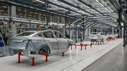 Une chaîne de production dans une usine Tesla, près de Berlin, en Allemagne, le 9 octobre 2021.&nbsp; (PATRICK PLEUL / DPA-ZENTRALBILD / AFP)