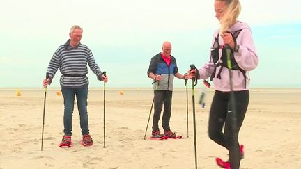 Loisirs : dans le Pas-de-Calais, les touristes découvrent les raquettes sur sable