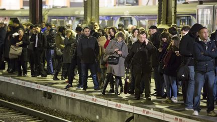 Des usagers du RER A patientent sur le quai, le 29 janvier 2015 &agrave; Paris. (MAXPPP)