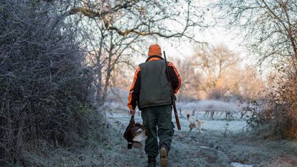 Un chasseur à&nbsp;Bruguières (Haute-Garonne), le 16 janvier 2022.&nbsp; (FREDERIC SCHEIBER / HANS LUCAS / AFP)