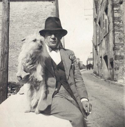 Pablo Picasso et le chien&nbsp;Trimm, à Vézelay dans l'Yonne&nbsp;en 1938. (Anonyme / collection particulière)