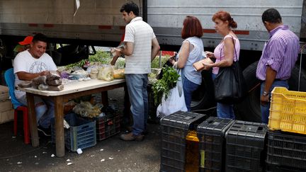 Un marché de fruits et légumes à Caracas (Venezuela), le 8 octobre 2018. (MARCO BELLO / REUTERS)