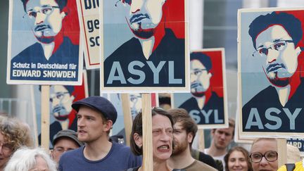 Manifestation de soutien &agrave; Edward Snowden, &agrave; Berlin le 4 juillet 2013, apr&egrave;s ses r&eacute;v&eacute;llations sur le syst&egrave;me d'espionnage massif am&eacute;ricains. (TOBIAS SCHWARZ / REUTERS)