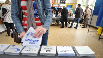 Dans un bureau de vote nantais, le 10 juin 2012, pour le premier tour des &eacute;lections l&eacute;gislatives. (FRANK PERRY / AFP)