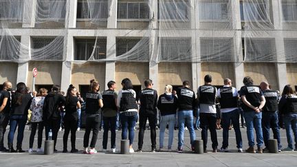 Des agents de la police judiciaire de Marseille manifestent contre le limogeage d'Eric Arella, le 7 octobre 2022.&nbsp; (NICOLAS TUCAT / AFP)