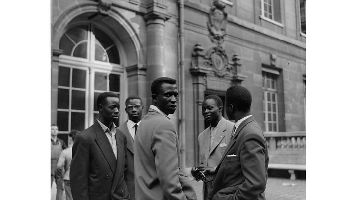 Congressistes dans la cour de la Sorbonne, premier Congrès des écrivains et artistes noirs,  Paris, septembre 1956 (© Archives du journal L'Humanité)