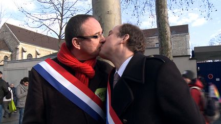 Les d&eacute;put&eacute;s PS Yann Galut (G) et Nicolas Bays se sont embrass&eacute;s en signe de soutien. (REMI PIN / AFP)