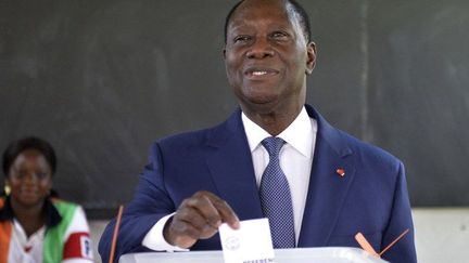 Alassane Ouattara vote dans un bureau d’Abidjan le 30 octobre 2016 pour le référendum sur la nouvelle Constitution ivoirienne. (Photo AFP/Sia Kambou)