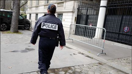 Une policière de dos, le 25 octobre 2017, à Paris. (Photo d'illustration) (MAXPPP)