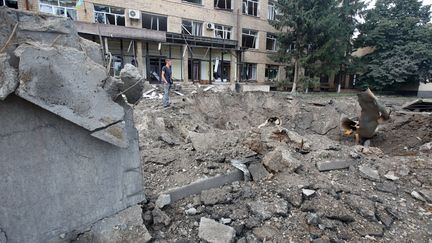 Le cratère d'un missile russe dans le district de Slobidskyi après le bombardement nocturne des occupants russes, à Kharkiv (Ukraine), le 13 août 2022 (photo d'illustration). (VYACHESLAV MADIYEVSKYY / NURPHOTO / AFP)