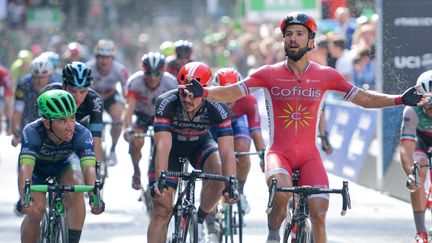 Nacer Bouhanni vainqueur sous le regard de Caleb Ewan. Le premier sera déclassé au profit du second (AXEL HEIMKEN / DPA)