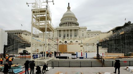 Des ouvriers installent des estrades le 8 décembre 2016 au Capitole, à Washington&nbsp;(Etats-Unis), en prévision de l'investiture de Donald Trump.&nbsp; (JONATHAN ERNST / REUTERS)