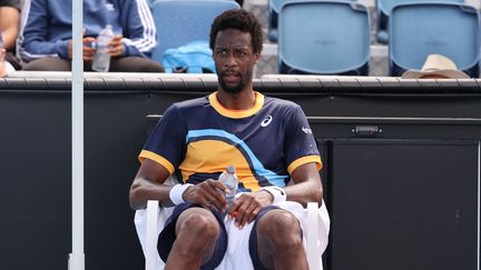 Gaël Monfils sur sa chaise à Melbourne le 8 février 2021, la dernière image du Français sur le circuit en 2021 avant son retour à la compétition à Rome. (DAVID GRAY / AFP)