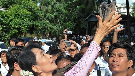 lors d’une cérémonie marquant l'anniversaire du leader Min Ko Naing, arrêté et condamné à une peine de 65 ans de prison pour sa participation aux manifestations anti-gouvernementales de 2007. (AFP PHOTO / Soe Than WIN)