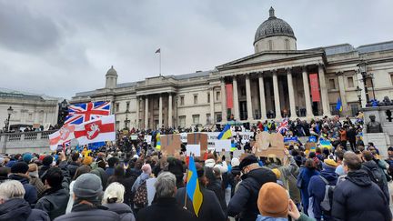 Une manifestation en soutien à l'Ukraine sur Trafalgar Square, à Londres, le 6 mars 2022. (RICHARD PLACE / RADIO FRANCE)