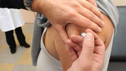 Un jeune homme se fait vacciner, le 28 juillet 2016. (MAXPPP)