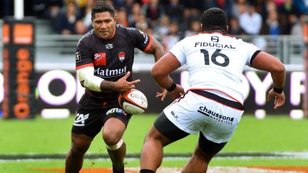 Le Lyonnais Hemani Paea face au Toulousain Christopher Tolofua   (PHILIPPE JUSTE / MAXPPP)