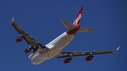 Un Boeing 747 modifié emporte sous son aile la fusée LauncherOne, le 17 janvier 2021, en Californie. (PATRICK T. FALLON / AFP)