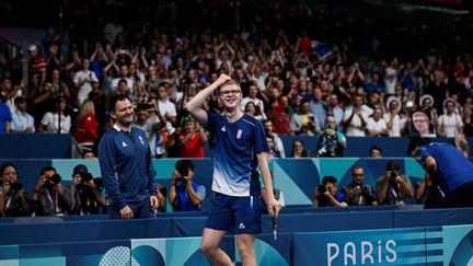 Félix Lebrun n'en revient pas. Avec sa victoire en petite finale du tournoi masculin, le Français de 17 ans a décroché la médaille de bronze à l'Arena Paris Sud. Il s'agit de la première médaille du tennis de table français en simple depuis 32 ans, après la médaille d'argent de Jean-Philippe Gatien en 1992 à Barcelone. (WANG Zhao / AFP)