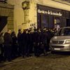 Des spectateurs patientent avant la repr&eacute;sentation d'"Asu Zoa", lundi 13 janvier 2014, devant le th&eacute;&acirc;tre de la Main d'Or, &agrave; Paris. (PATRICK KOVARIK / AFP)