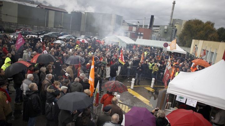 Des salari&eacute;s de la raffinerie Petroplus de Petit-Couronne (Seine-Maritime), rassembl&eacute;s le 5 novembre 2012 dans l'attente des offres de reprise devant &ecirc;tre d&eacute;pos&eacute;es le jour m&ecirc;me. (CHARLY TRIBALLEAU / AFP)