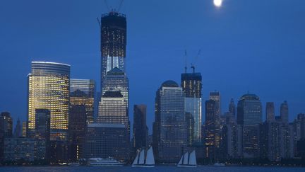 La Freedom Tower (C) en construction sur l'ancien site du World Trade Center &agrave; New York (Etats-Unis), le 4 mai 2012. (MARK LENNIHAN / AP / SIPA)