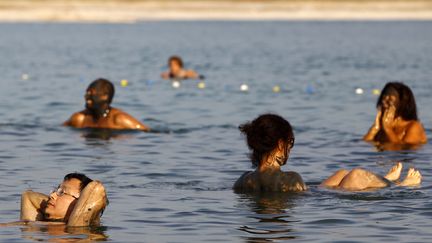 Des baigneurs dans la Mer Morte &agrave; Mitzpe Shalem (Isra&euml;l), le 1er d&eacute;cembre 2012. (MARKO DJURICA / REUTERS )