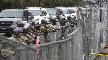 Des membres de la Garde nationale stationnent près du Capitole, à Washington (Etats-Unis), lundi 11 janvier 2021. (JASON REDMOND / AFP)