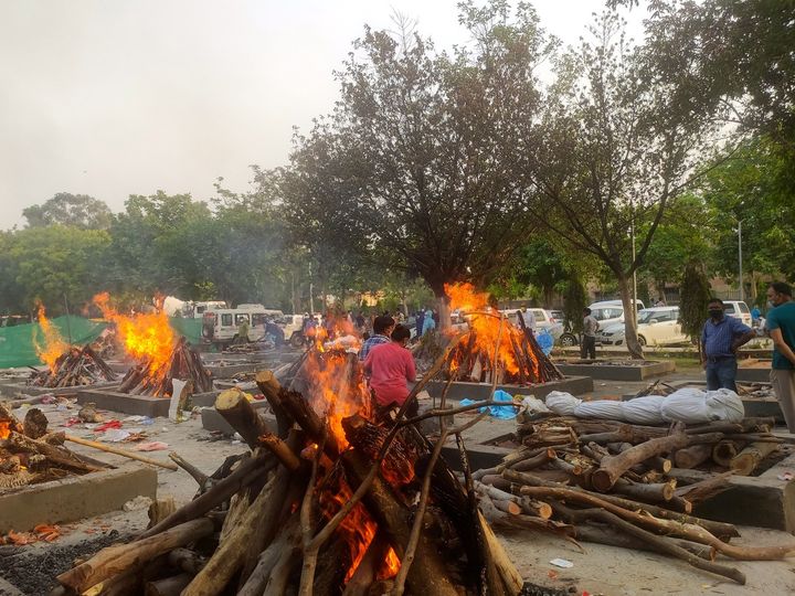 Le crématorium de Sarai Kale Khan, au sud de New Delhi, a dû installer 50 nouveaux bûchers sur la pelouse à l’extérieur de son enceinte pour faire face à l’afflux de défunts du Covid-19, le 28 avril 2021. (SEBASTIEN FARCIS / RADIOFRANCE)