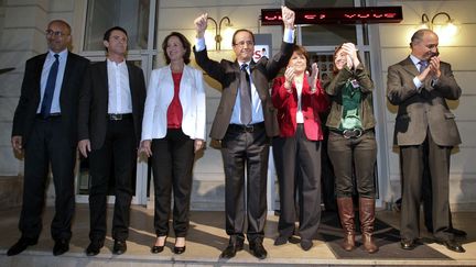 Fran&ccedil;ois Hollande (au centre) entour&eacute; de ses principaux rivaux &agrave; la primaire socialiste, le soir de sa victoire le 16 octobre 2011, sur le perron du si&egrave;ge du Parti socialiste, &agrave; Paris.&nbsp; (THOMAS SAMSON / AFP)