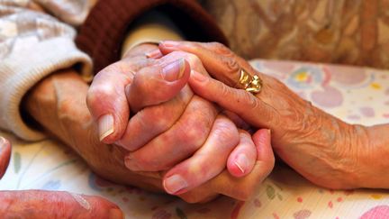 Un couple qui fête ses 70 ans de mariage et d'amour pour la Saint-Valentin, à Colmar le 11 février 2015 (photo d'illustration). (VANESSA MEYER WIRCKEL / MAXPPP)