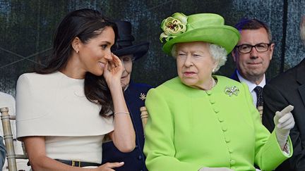 La reine Elizabeth II et Meghan Markle, le 14 juin 2018, à Halton (Royaume-Uni). (JIM CLARKE / AFP)