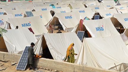 Des Pakistanais vivent dans un camp de réfugiés après les inondations qui ont dévasté le pays, le 21 septembre 2022. (FIDA HUSSAIN / AFP)