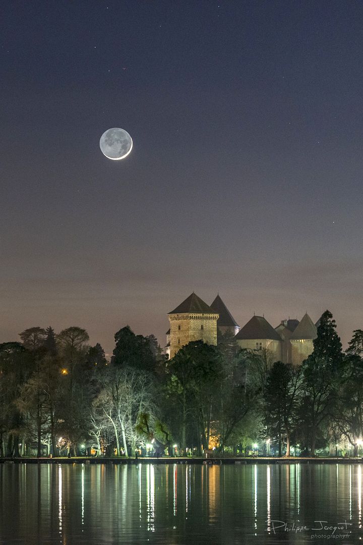 La lune immortalisée au-dessus du lac d'Annecy. (PHILIPPE JACQUOT)